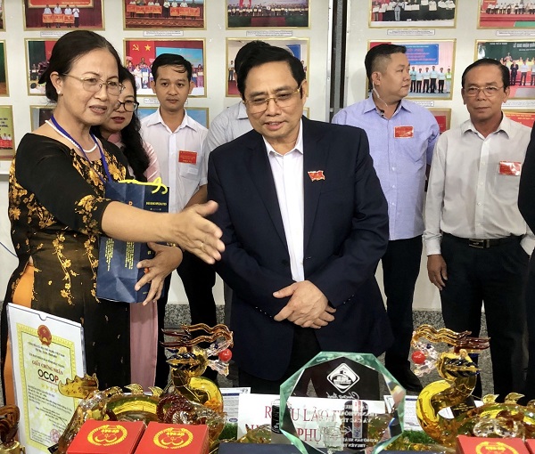 Bà Võ Thị Phương Trang giới thiệu sản phẩm rượu Út Tây với Thủ tướng Phạm Minh Chính