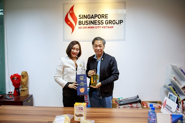 Chủ tịch Hiệp hội Doanh nhân Châu Á - Thái Bình Dương tặng sản phẩm rượu Út Tây cho Hiệp hội doanh nghiệp