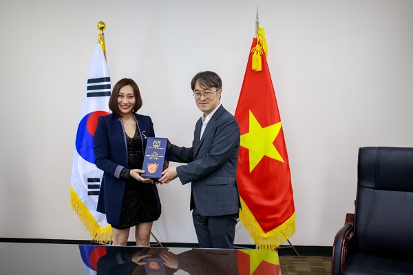 Tổng Lãnh sự quán Hàn Quốc và Ấn Độ nhận quà là rượu Út Tây từ Tiến sĩ Lê Thuỳ Trang