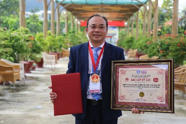 Ông Duy nhận bằng kỷ lục về đơn vị nuôi trồng rong nho biển sản lượng lớn nhất Việt Nam tại Khánh Hòa