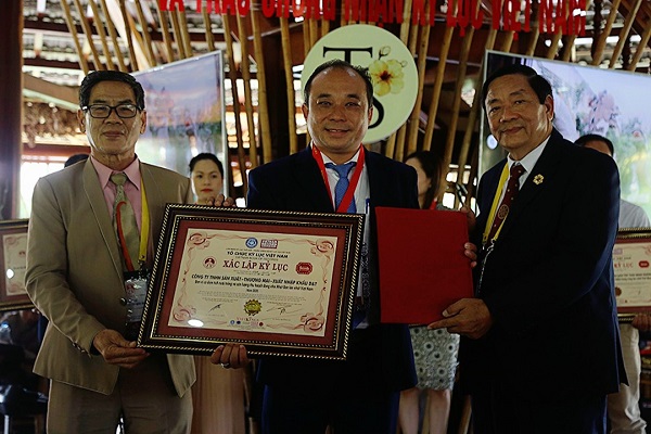 Mr. Duy received the record of the largest Seaweed grapes farming area and the largest yield in Vietnam Khanh Hoa