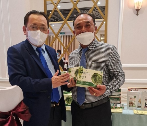 Le Huu Hoang - Vice Chairman of Khanh Hoa Provincial People's Committee presented the typical rural product award for the unit's Seaweed grapes
