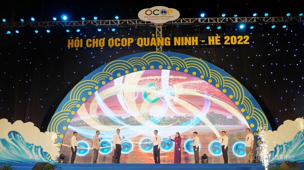 Các đại biểu nhấn nút khai mạc Hội chợ OCOP Quảng Ninh - Hè 2022.