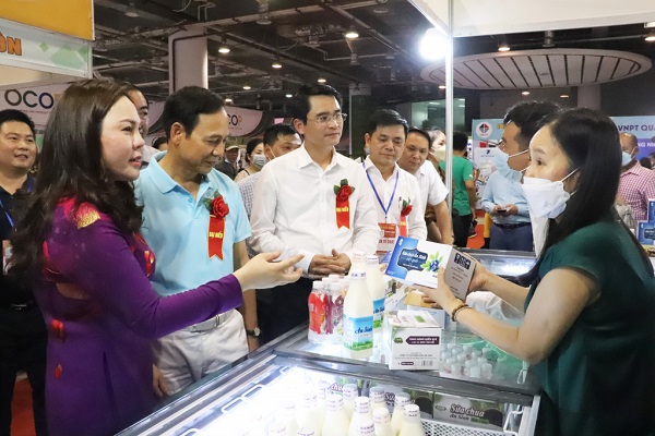 Các đại biểu thăm các gian hàng OCOP tại Hội chợ OCOP Quảng Ninh - Hè 2022.