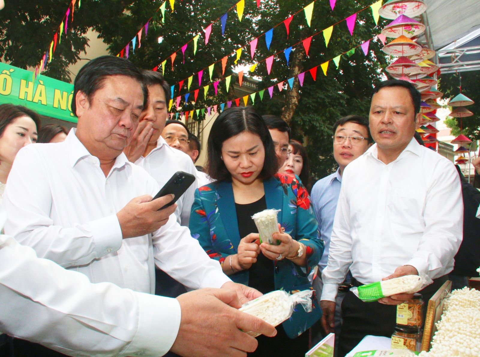 Bộ trưởng Lê Minh Hoan cùng Ban chỉ đạo thăm quan các gian hàng.