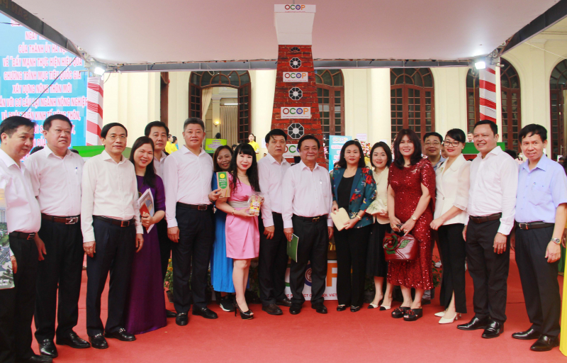 Bộ trưởng Lê Minh Hoan chụp ảnh lưu niệm cùng Ban chỉ đạo chương trình 04.