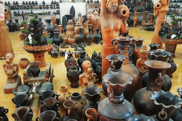 Khu vực trưng bày đa dạng sản phẩm gốm người Chăm