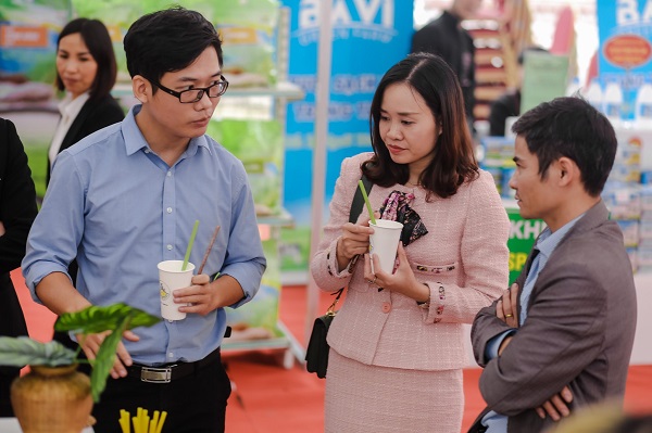 Anh Lê Văn Tám giới thiệu sản phẩm ống hút rau củ đến với khách hàng