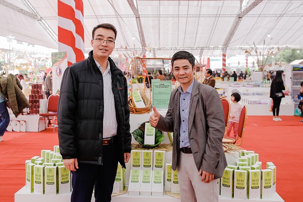 Anh Lê Văn Tám giới thiệu sản phẩm ống hút rau củ tại Hội Chợ