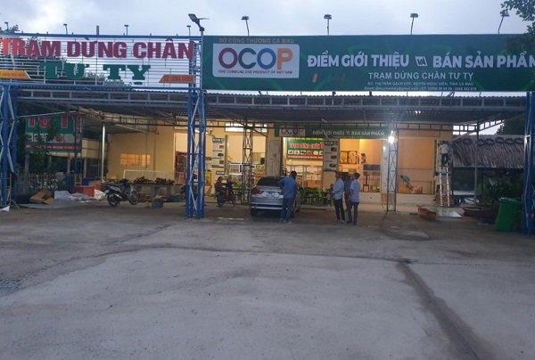 The point of display and sale of OCOP products is at Tu Ty Stop, Rach Goc Town, located on the way to Dat Mui Ca Mau.