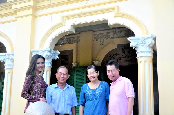 Mr. Phan Van Duc (blue shirt), founder of Ba Duc Ancient House tourist destination