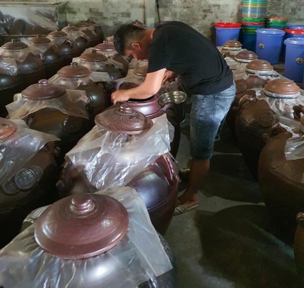 Xưởng ngâm ủ, nấu Rượu sim rừng của Công ty Cổ phần Sim Rừng Phú Quốc