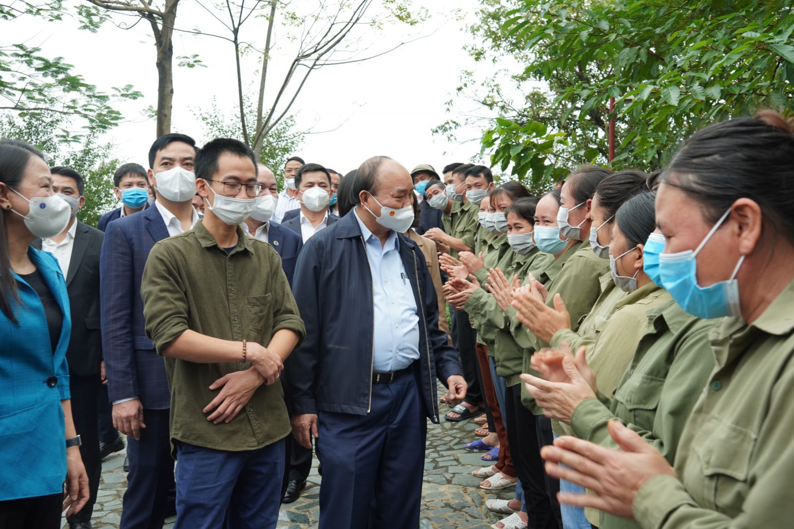 Chủ tịch nước Nguyễn Xuân Phúc đến thăm các thành viên HTX Sinh Dược