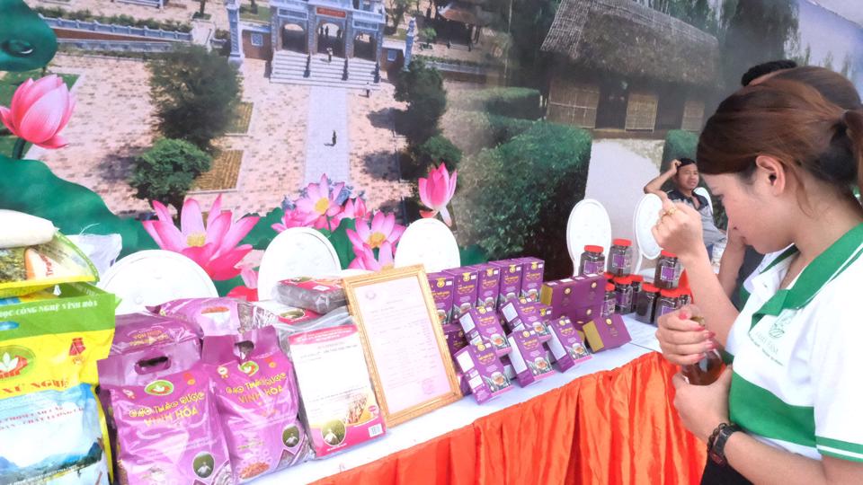 Nhiều sản phẩm OCOP của các tỉnh được trưng bày tại lễ hội Làng Sen