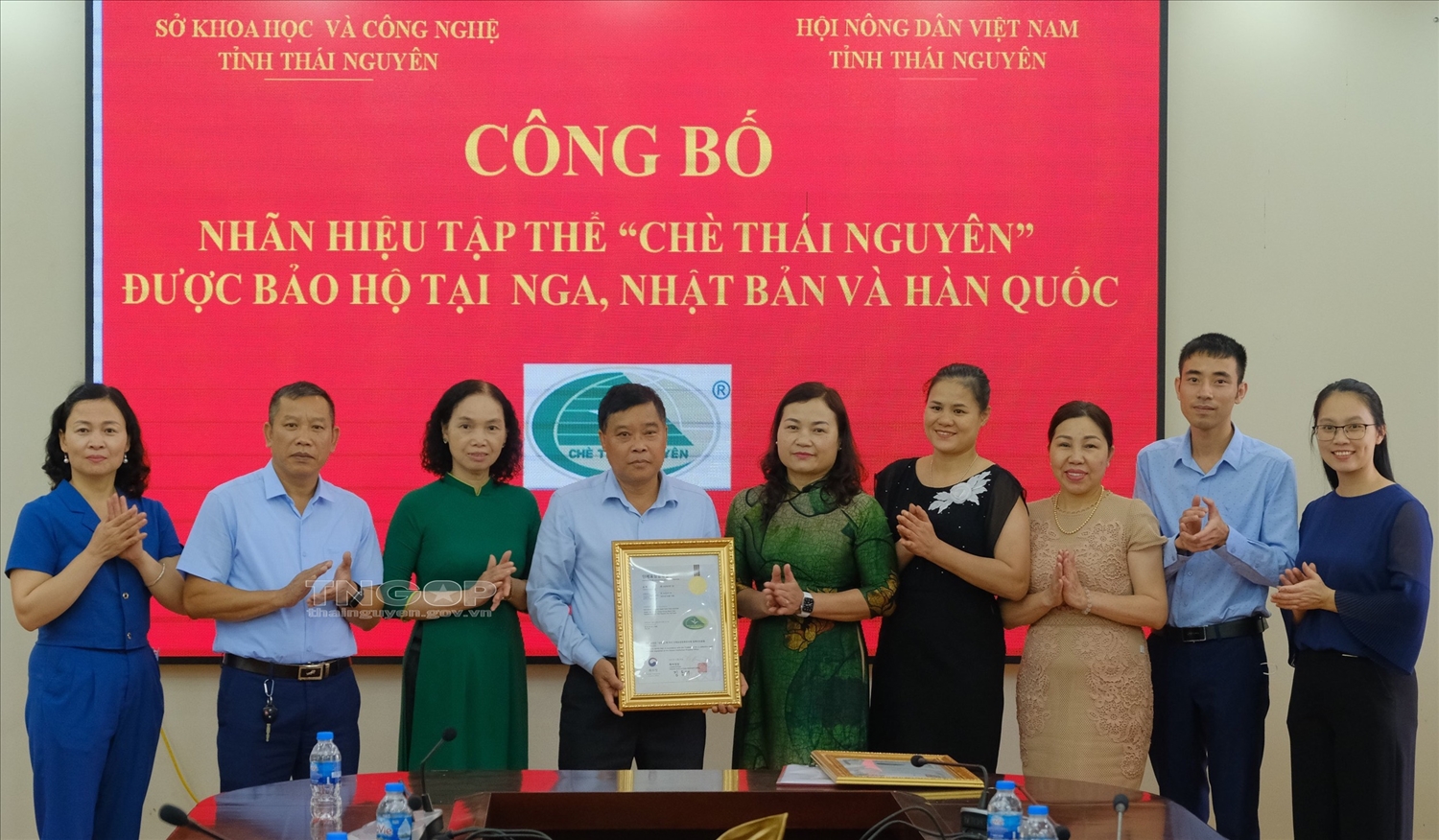 Đại diện Hội nông dân tỉnh đón nhận Giấy chứng nhận đăng ký nhãn hiệu tập thể Chè Thái Nguyên tại Nga, Nhật Bản và Hàn Quốc. Ảnh: NN
