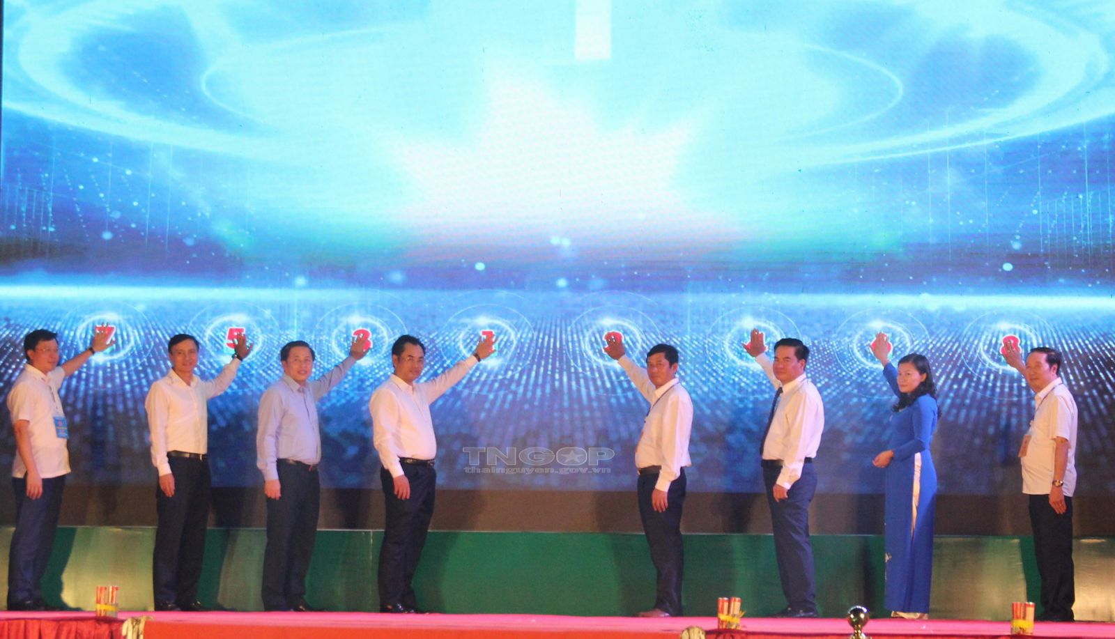 Các đại biểu thực hiện nghi thức Khai mạc Hội chợ triển lãm các sản phẩm OCOP Thái Nguyên 2022