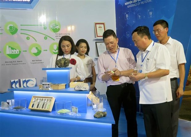 Các đại biểu tham quan gian hàng giới thiệu các sản phẩm OCOP Thái Nguyên 2022
