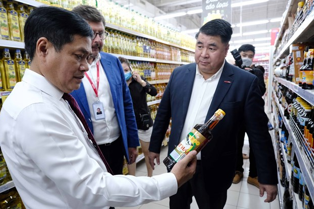 Lãnh đạo TP. Cần Thơ và đại diện Tập đoàn Central Retail Việt Nam xem sản phẩm hàng Việt Nam tại Tuần lễ OCOP và các sản phẩm tinh hoa hàng Việt Nam 2022