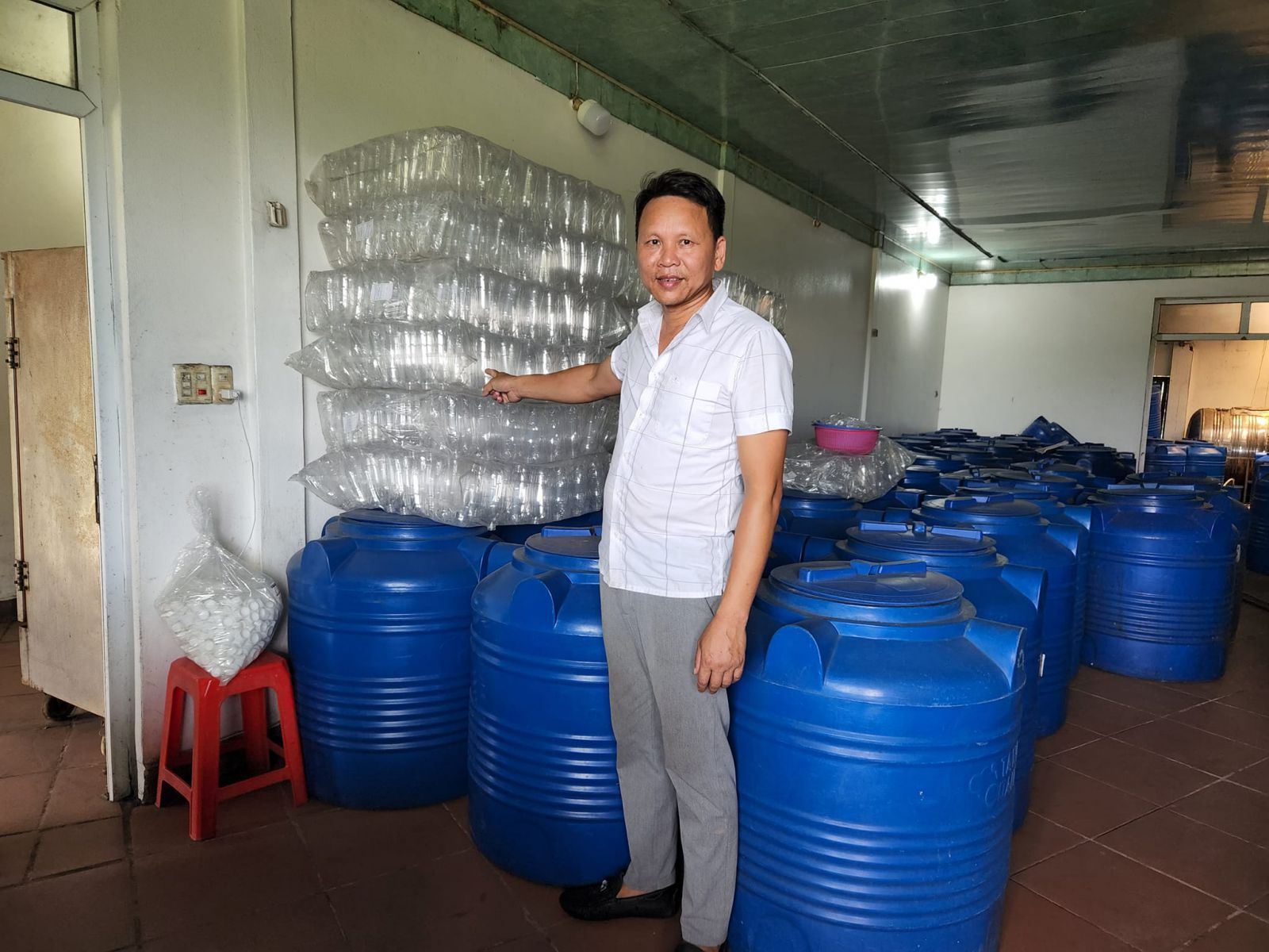Anh Bàng Văn Trường mong muốn tìm được mẫu vỏ chai, bao bì phù hợp để sản phẩm rượu nếp Bàng Trường thu hút khách hàng hơn