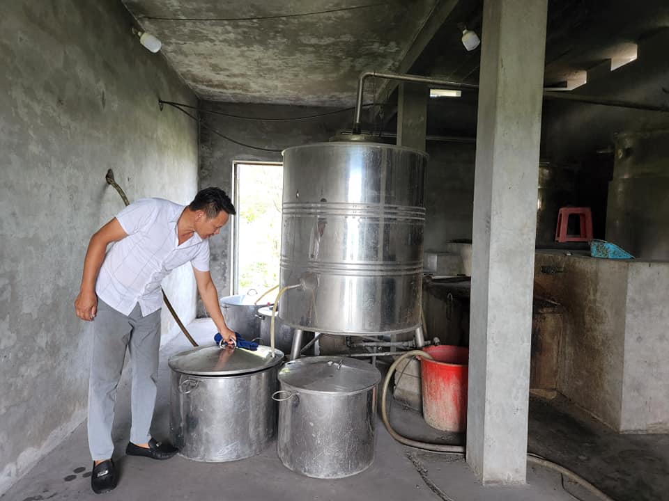 Anh Bàn Văn Trường giới thiệu cách trưng cất rượu nếp Bàng Trường