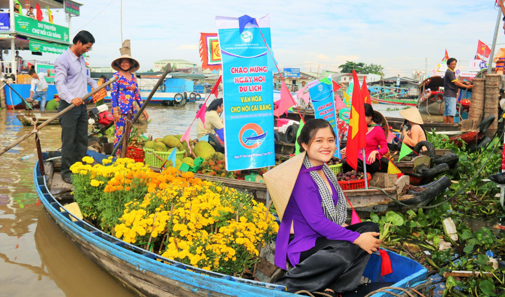 Đông đảo người dân và du khách tham dự ngày hội du lịch Văn hóa Chợ nổi Cái Răng Ảnh: Internet