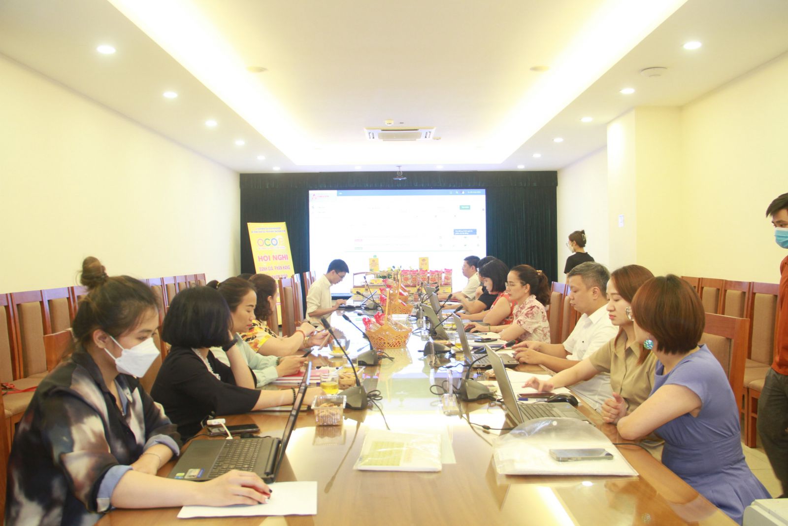 Các thành viên Hội đồng đánh giá, phân hạng sản phẩm OCOP quận Hoàn Kiếm năm 2022