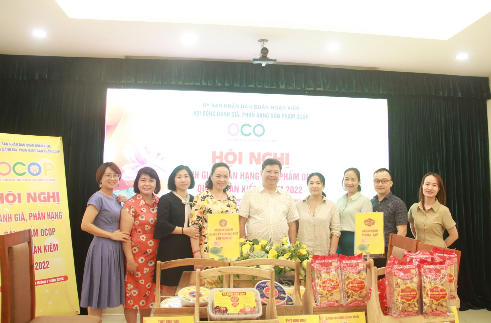 Hội đồng thẩm định chụp ảnh lưu niệm cùng các chủ thể có sản phẩm được đánh giá, phân hạng OCOP quận Hoàn Kiếm