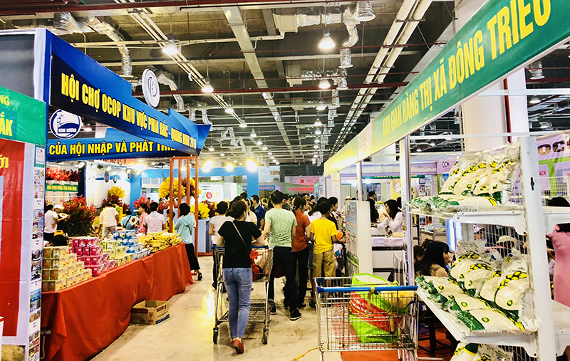 Hội chợ OCOP Quảng Ninh - Hè 2022 đã thu hút được nhiều người dân và du khách đến tham quan, mua sắm (ảnh: BQN)