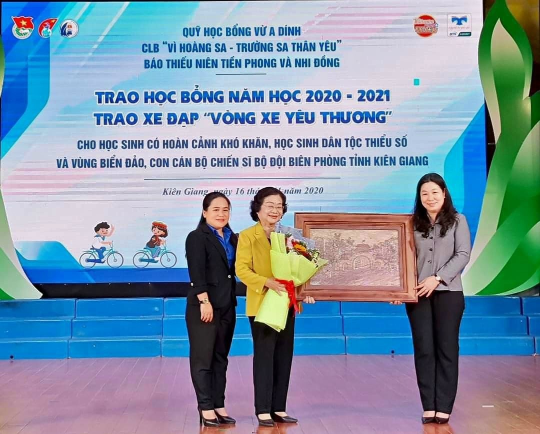 tranh vỏ tràm Miệt Thứ được lãnh đạo tỉnh Kiên Giang tặng Nguyên Phó Chủ tịch nước Trương Mỹ Hoa