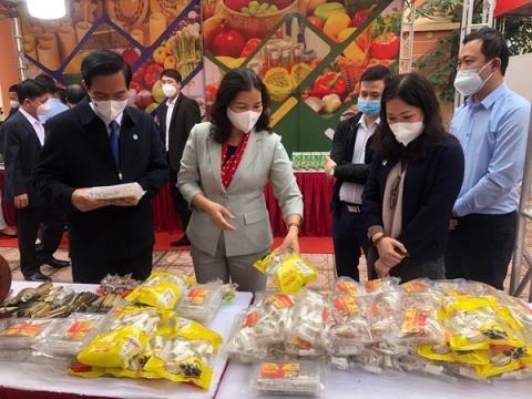 ha noi gioi thieu va ban san pham ocop cung chuong trinh tuan hang viet tren dia ban huyen ba vi