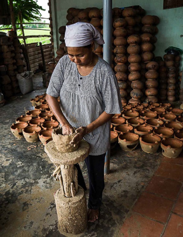 Quy trình làm gốm truyền thống Chăm ở Bình Thuận theo lối thủ công truyền thống
