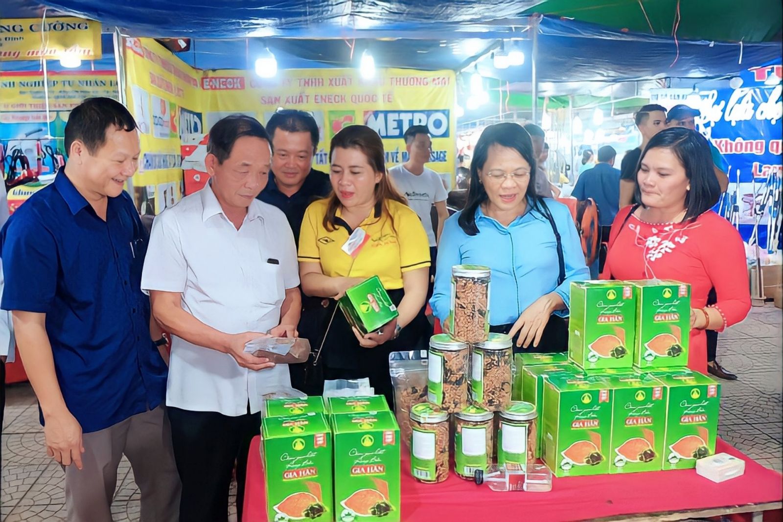 Lãnh đạo huyện Vĩnh Linh thăm gian trưng bày sản phẩm OCOP