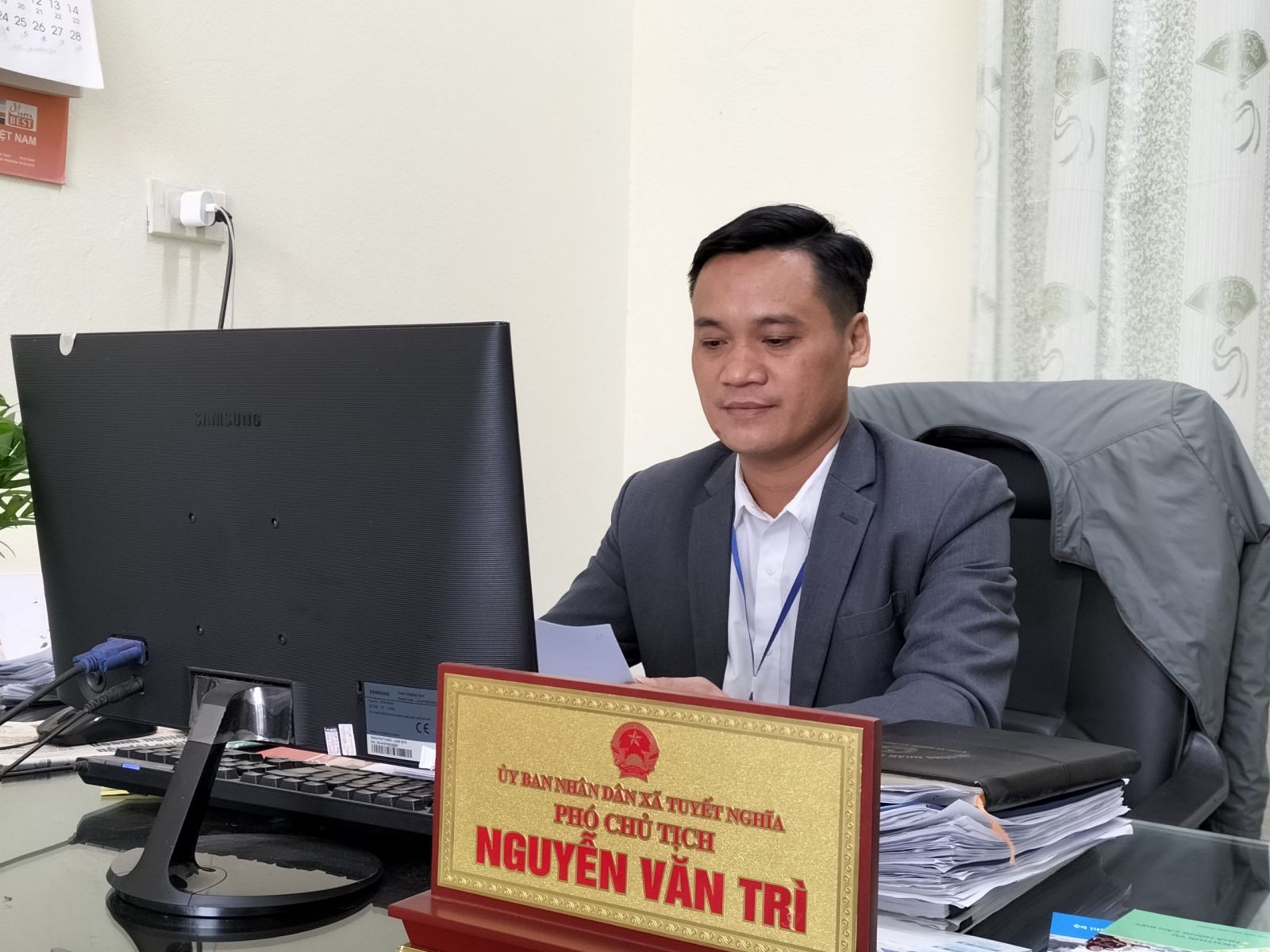 Ông Nguyễn Văn Trì – Phó Chủ tịch UBND xã Tuyết Nghĩa giời thiệu Bột ngũ cốc dinh dưỡng Min Min